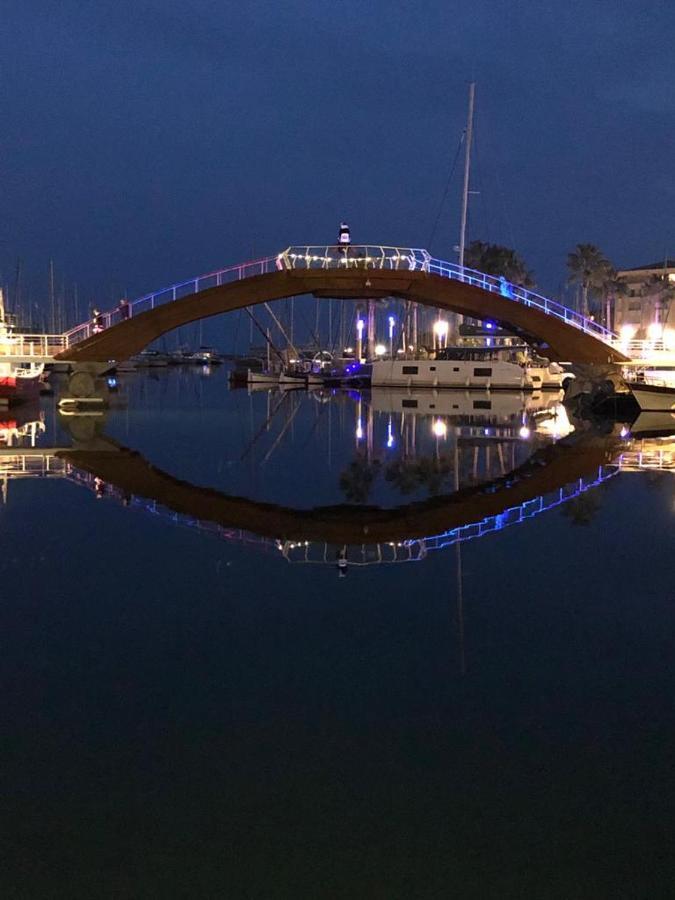 Sur Le Quai De Port Frejus Apartment Exterior photo